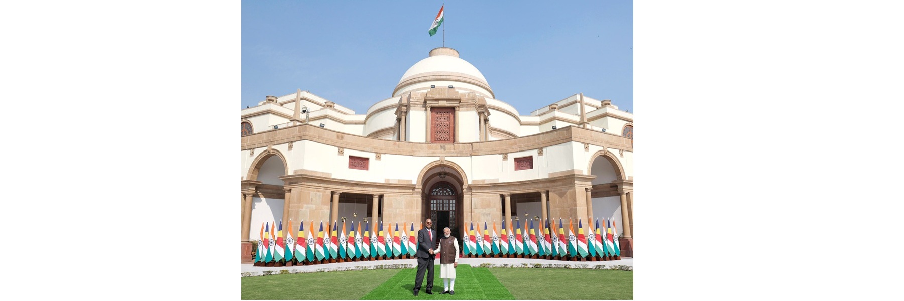 सेशेल्स गणराज्य के राष्ट्रपति डॉ. पैट्रिक हर्मिनी माई दिल्ली के हैदराबाद हाउस में प्रधानमंत्री से मुलाकात करते हुए।