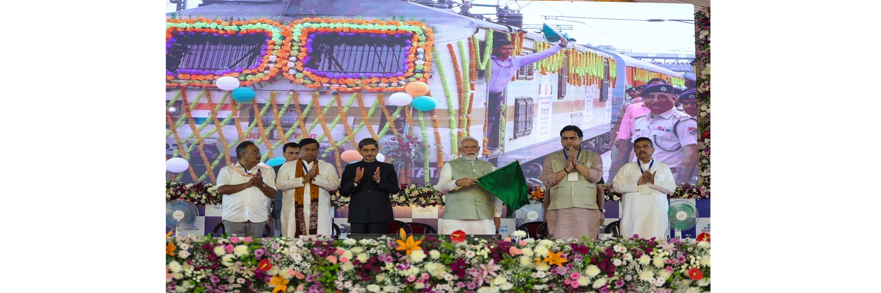 प्रधानमंत्री ने पश्चिम बंगाल के पुरुलिया-आनंद विहार टर्मिनल (दिल्ली) एक्सप्रेस को हरी झंडी दिखाकर रवाना किया।