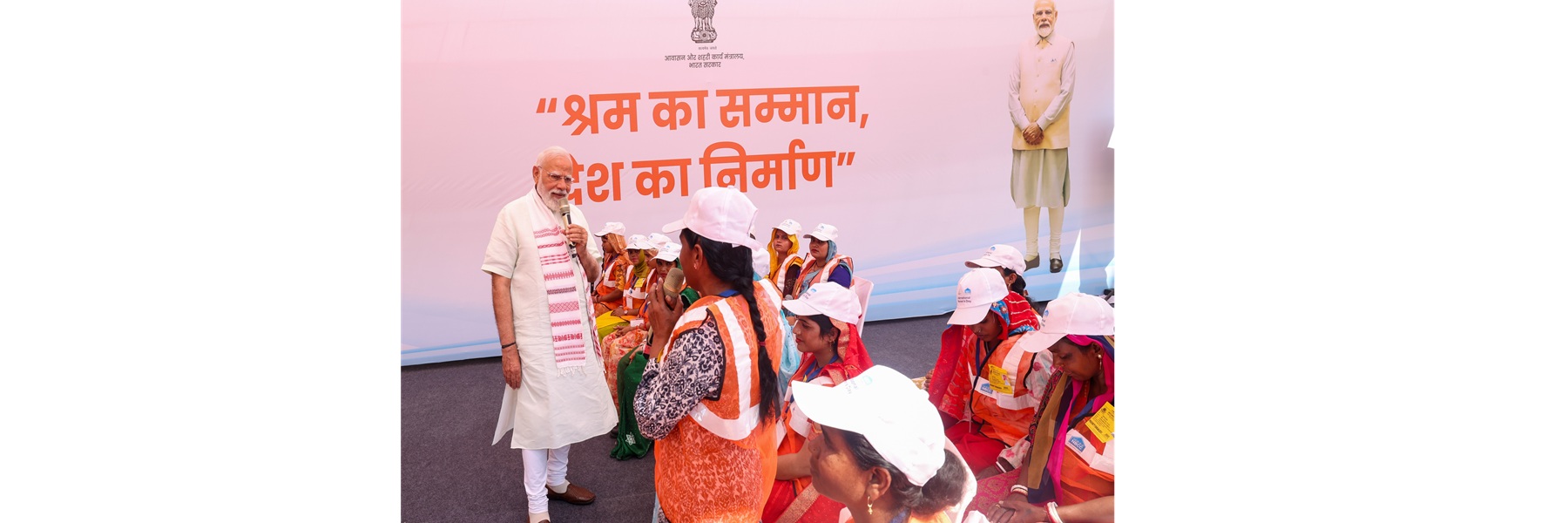  प्रधानमंत्री ने नई दिल्ली के सरोजिनी नगर स्थित जीपीआरए टाइप-5 क्वार्टरों का दौरा किया और महिला आवंटियों को चाबियां सौंपी।