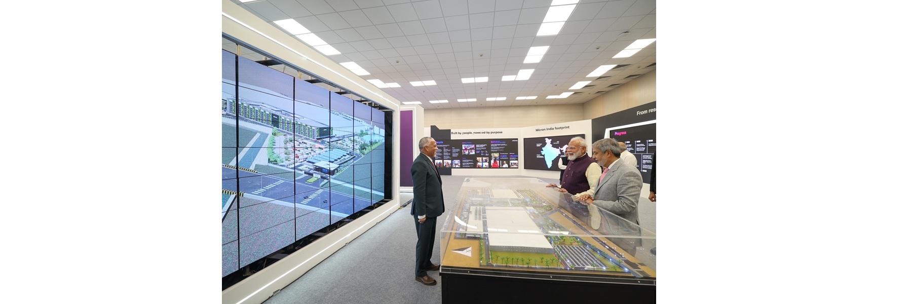 प्रधानमंत्री ने गुजरात के सानंद में स्थित माइक्रोन टेक्नोलॉजी की सेमीकंडक्टर असेंबली, टेस्ट और पैकेजिंग (ATMP) सुविधा का दौरा किया।