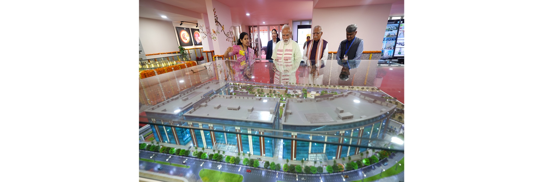 प्रधानमंत्री ने नई दिल्ली के सरोजिनी नगर स्थित जीपीआरए टाइप-5 क्वार्टरों का दौरा किया और महिला आवंटियों को चाबियां सौंपी।