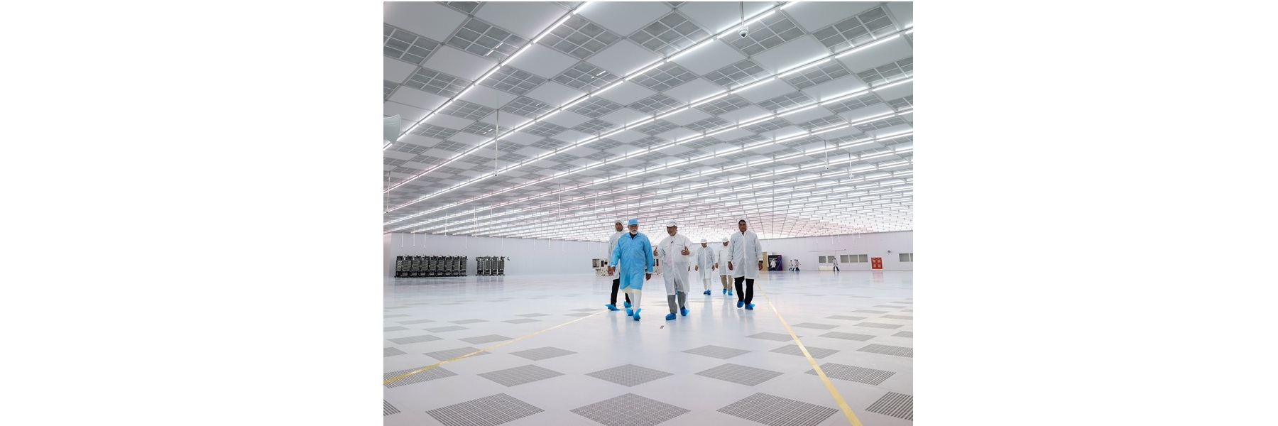 प्रधानमंत्री ने गुजरात के सानंद स्थित माइक्रोन क्लीनरूम का दौरा किया