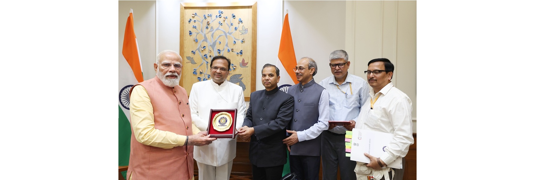 प्रधानमंत्री ने नई दिल्ली में जनगणना 2027 के लिए स्व-गणना प्रपत्र भरा।