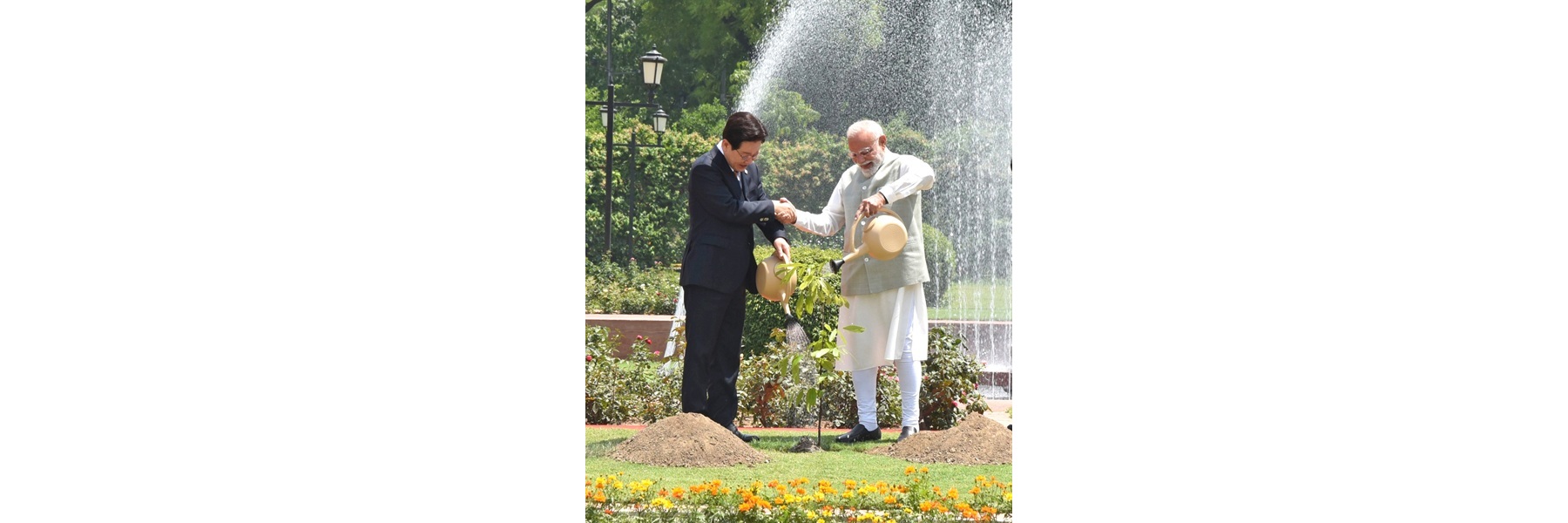 प्रधानमंत्री ने दक्षिण कोरिया के राष्ट्रपति श्री ली जे म्युंग के साथ नई दिल्ली के हैदराबाद हाउस में मुलाकात की।