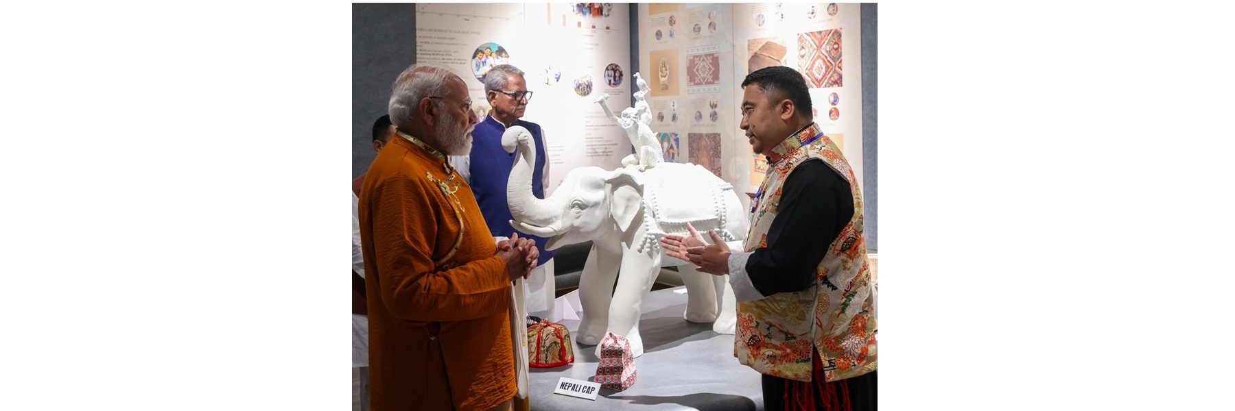 प्रधानमंत्री सिक्किम के गंगटोक में स्थित ऑर्किड उद्यान का भ्रमण करते हैं।