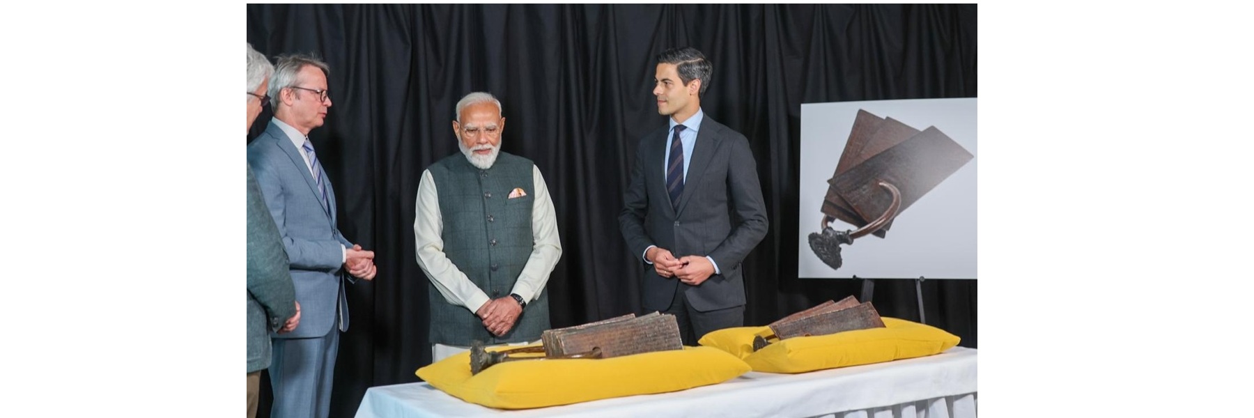 प्रधानमंत्री ने नीदरलैंड में नीदरलैंड के प्रधानमंत्री श्री रॉब जेटेन की उपस्थिति में चोल ताम्रपत्र की वापसी समारोह में भाग लिया।