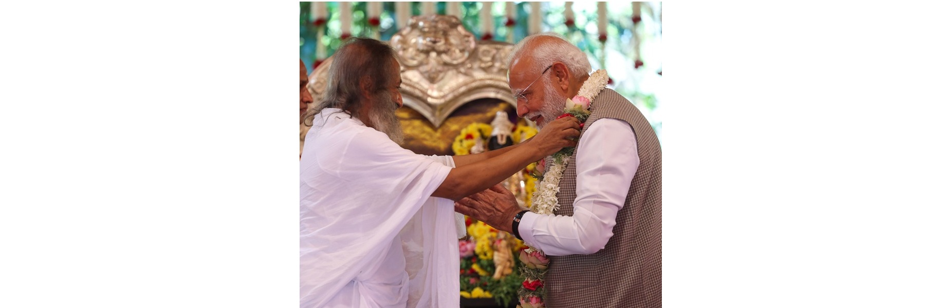 प्रधानमंत्री ने बेंगलुरु में 'आर्ट ऑफ़ लिविंग फ़ाउंडेशन इंटरनेशनल सेंटर' परिसर स्थित गणेश मंदिर में पूजा-अर्चना की।