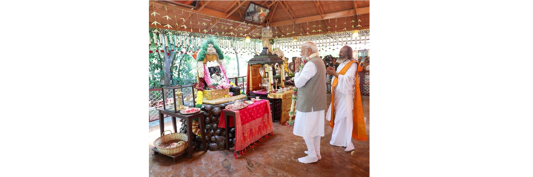 प्रधानमंत्री ने बेंगलुरु में 'आर्ट ऑफ़ लिविंग फ़ाउंडेशन इंटरनेशनल सेंटर' परिसर स्थित गणेश मंदिर में पूजा-अर्चना की।