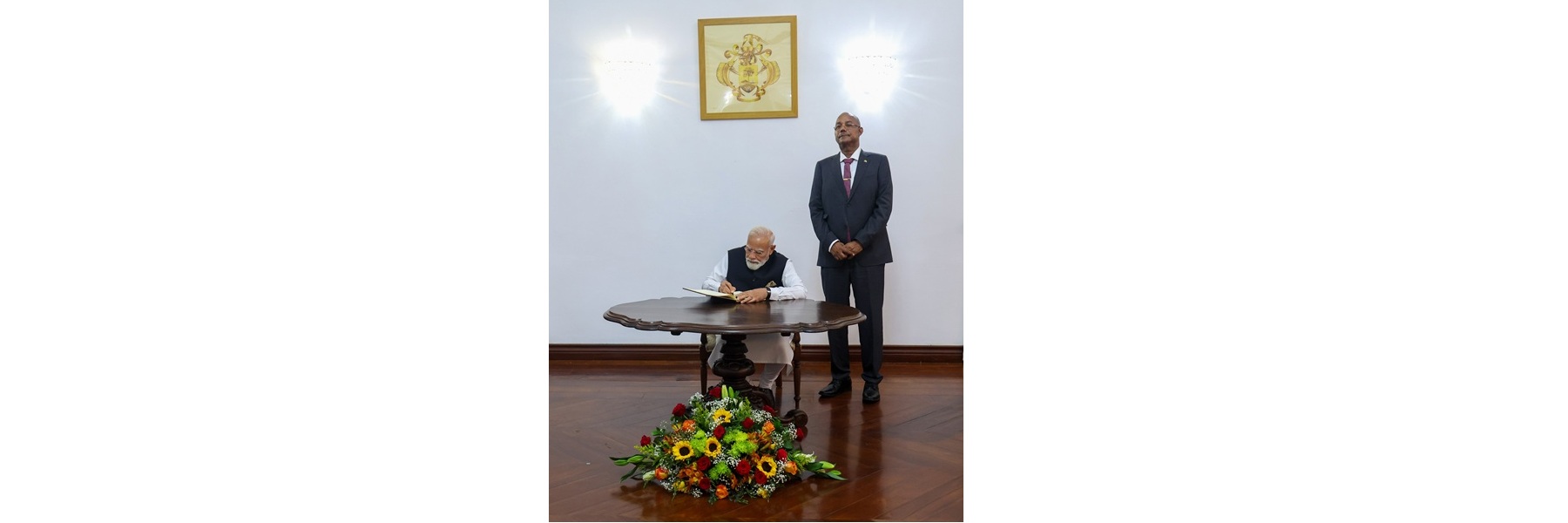 प्रधानमंत्री ने सेशेल्स के विक्टोरिया स्थित स्टेट हाउस में अपनी शिष्टाचार यात्रा के दौरान स्टेट हाउस विज़िटर्स बुक पर हस्ताक्षर किए।
