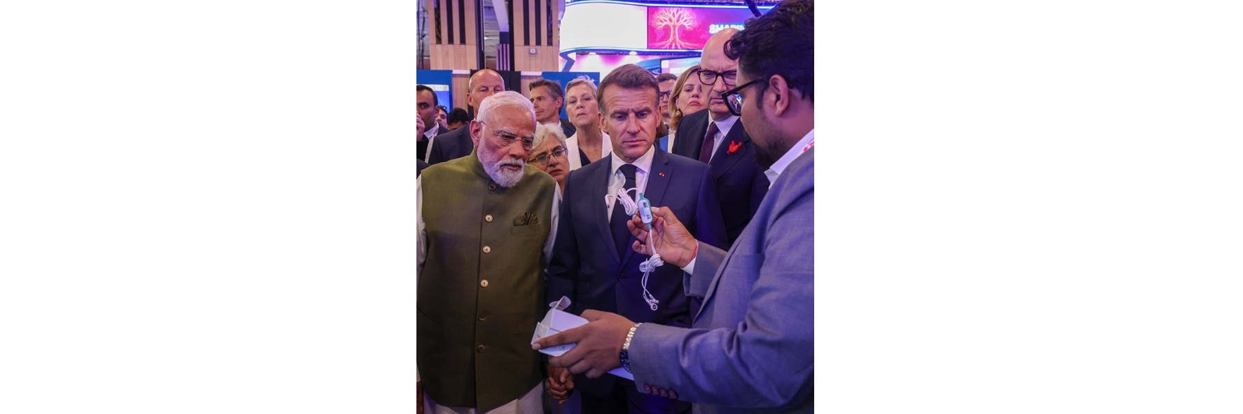 प्रधानमंत्री और फ्रांस के राष्ट्रपति श्री इमैनुएल मैक्रों ने संयुक्त रूप से पेरिस, फ्रांस में विवाटेक 2026 में प्रदर्शनी का दौरा किया।