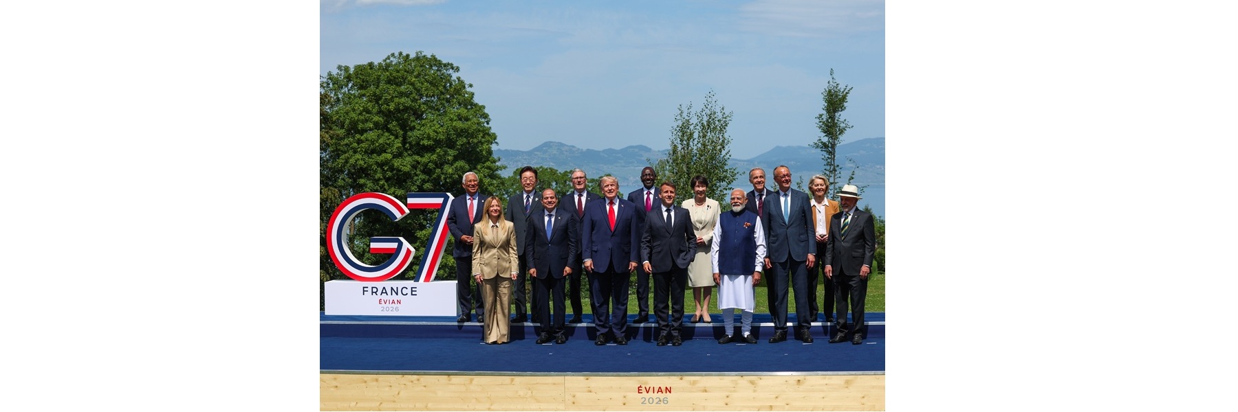 फ्रांस के एवियन में G7 समिट के दौरान विश्व नेताओं के साथ फ़ैमिली फ़ोटो में प्रधानमंत्री।