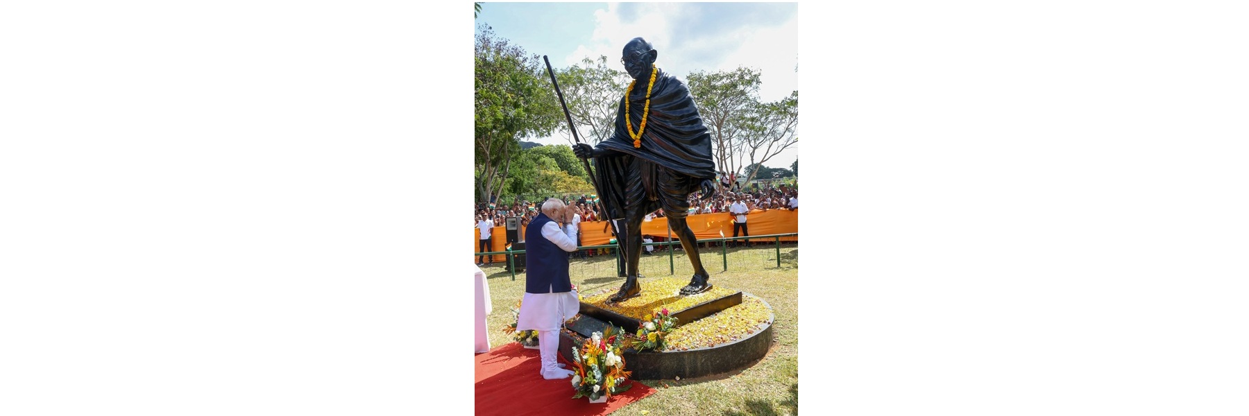 प्रधानमंत्री ने सेशेल्स के विक्टोरिया में पीस पार्क स्थित महात्मा गांधी की प्रतिमा पर श्रद्धांजलि अर्पित की।
