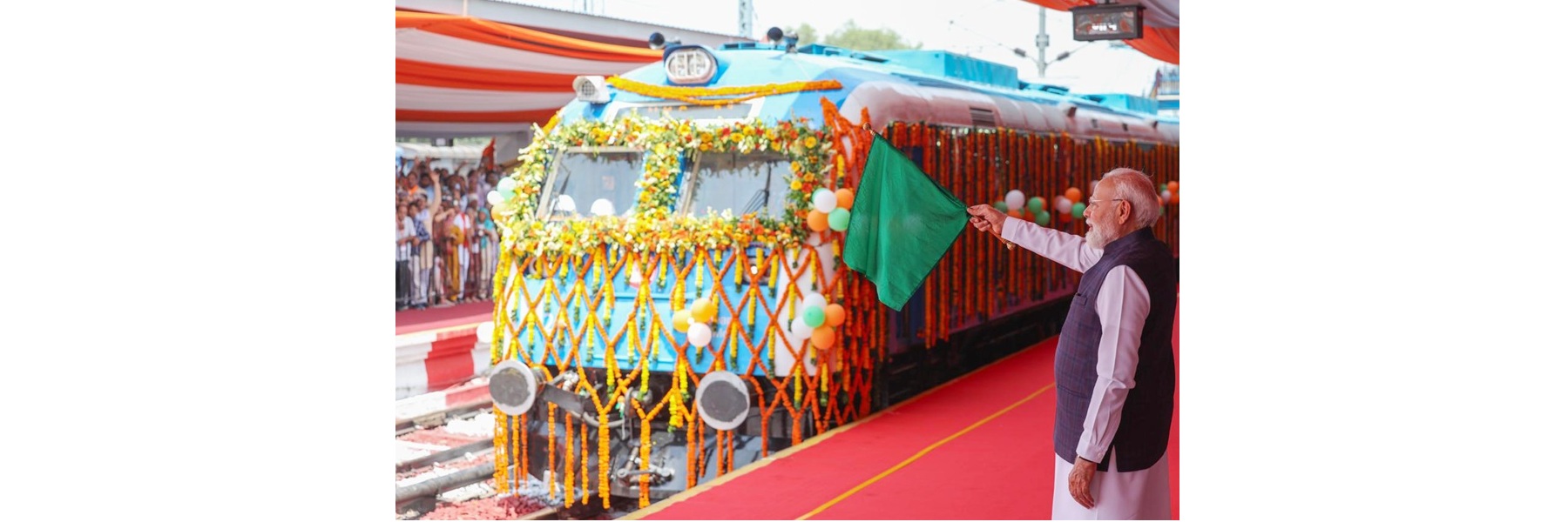 प्रधानमंत्री ने हरियाणा के जींद रेलवे स्टेशन पर जींद और सोनीपत के बीच भारत की पहली हाइड्रोजन ट्रेन को हरी झंडी दिखाई।