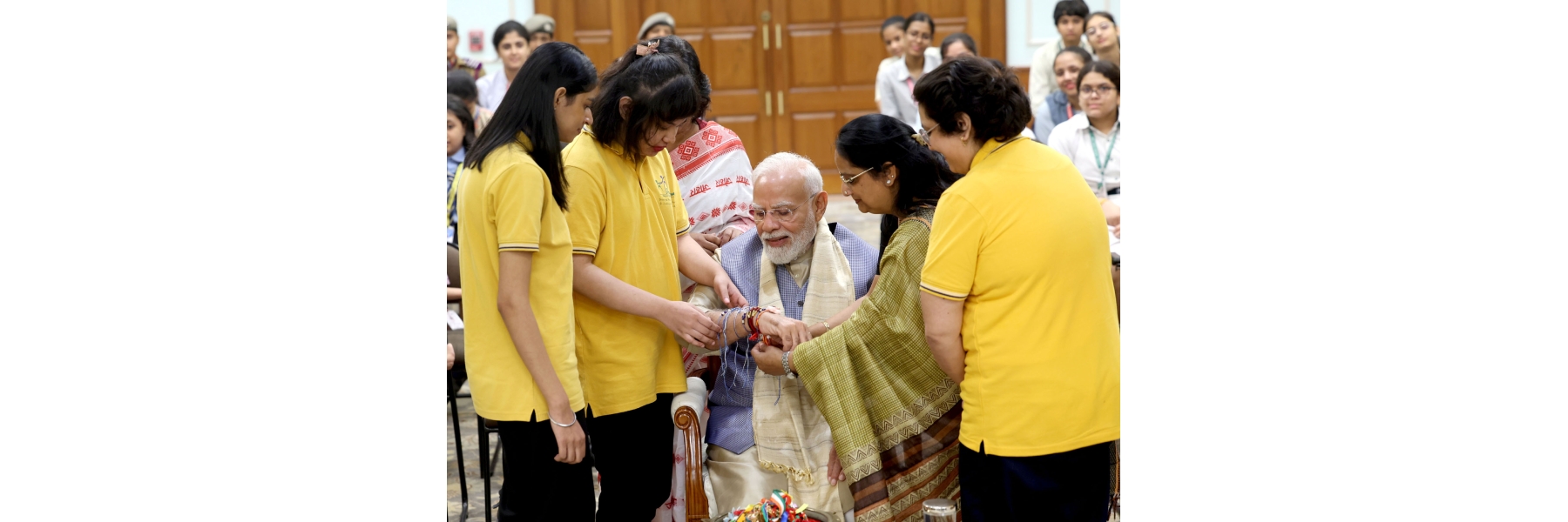 प्रधानमंत्री ने नई दिल्ली में अपने आवास (7, लोक कल्याण मार्ग) पर अलग-अलग स्कूलों के बच्चों के साथ रक्षाबंधन का त्योहार मनाया।