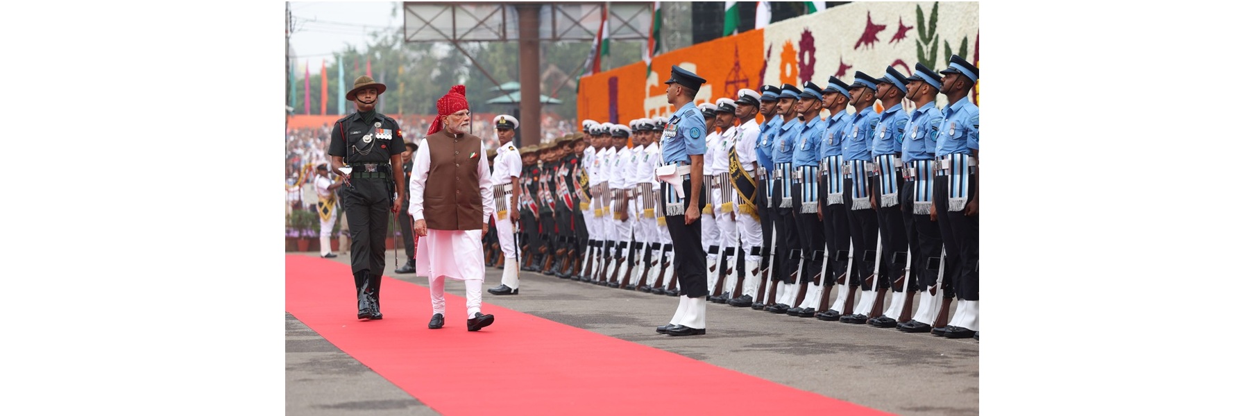 प्रधानमंत्री, दिल्ली के लाल क़िले में 80वें स्वतंत्रता दिवस के समारोह के मौके पर गार्ड ऑफ ऑनर का निरीक्षण कर रहे हैं।
