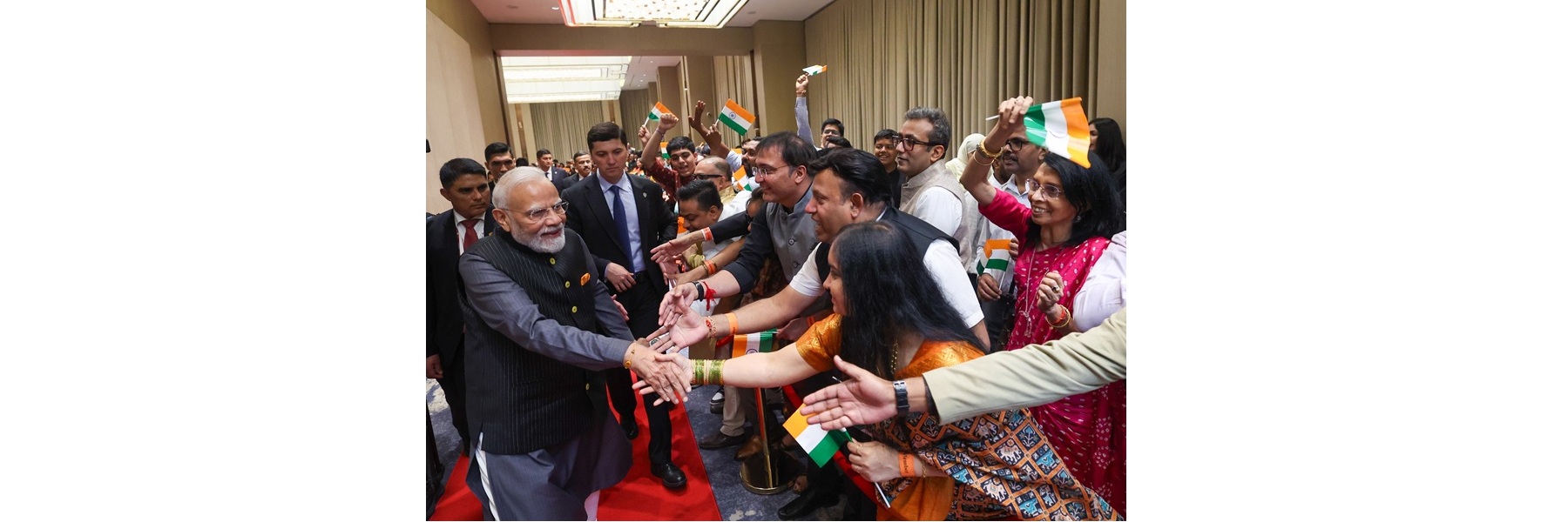 उज़्बेकिस्तान के ताशकंद में भारतीय समुदाय ने प्रधानमंत्री का गर्मजोशी से स्वागत किया।