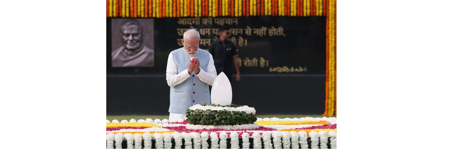 प्रधानमंत्री नई दिल्ली में सदािव अटल पर भारत के पूर्व प्रधानमंत्री श्री अटल बिहारी वाजपेयी की पुण्यतिथि पर उन्हें पुष्पांजलि अर्पित कर रहे हैं।