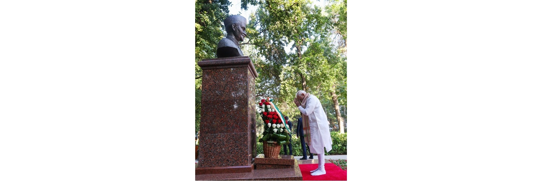 प्रधानमंत्री ने उज़्बेकिस्तान के ताशकंद में शास्त्री स्मारक पर पूर्व प्रधानमंत्री श्री लाल बहादुर शास्त्री को पुष्पांजलि अर्पित की।