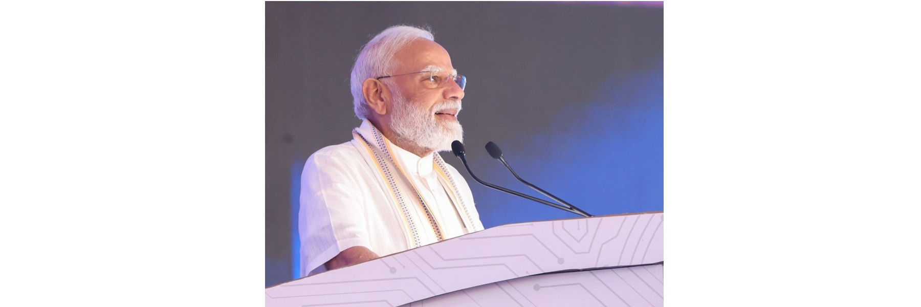 प्रधानमंत्री गुजरात के वडोदरा में विभिन्न विकास परियोजनाओं की आधारशिला रखने और उनके उद्घाटन के अवसर पर संबोधित कर रहे हैं।