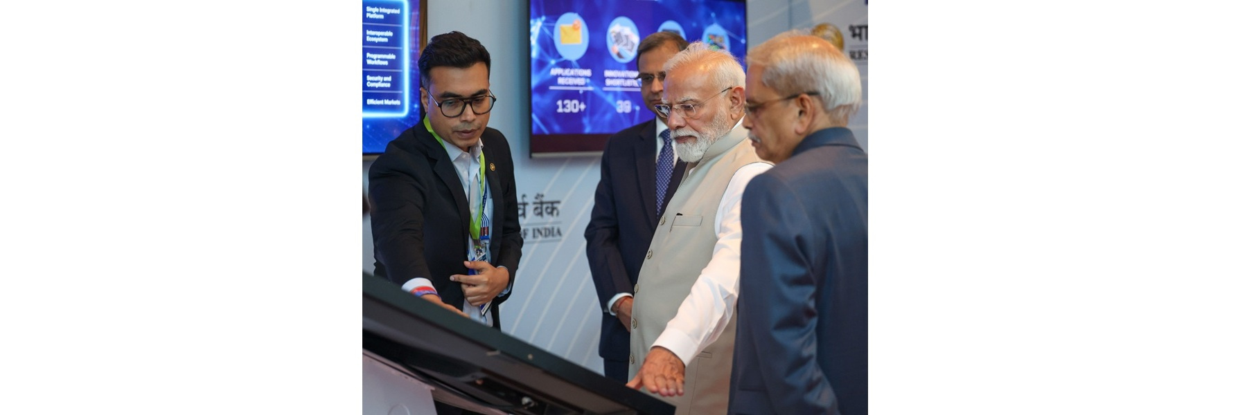 महाराष्ट्र के मुंबई में ग्लोबल फिनटेक फेस्ट 2026 के प्रदर्शकों के साथ प्रधानमंत्री का प्रदर्शनी का दौरा और बातचीत।