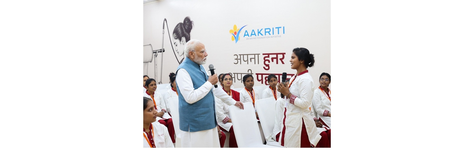 उत्तर प्रदेश के वाराणसी में महिला कर्मचारियों (आकृति) के साथ प्रधानमंत्री की बातचीत