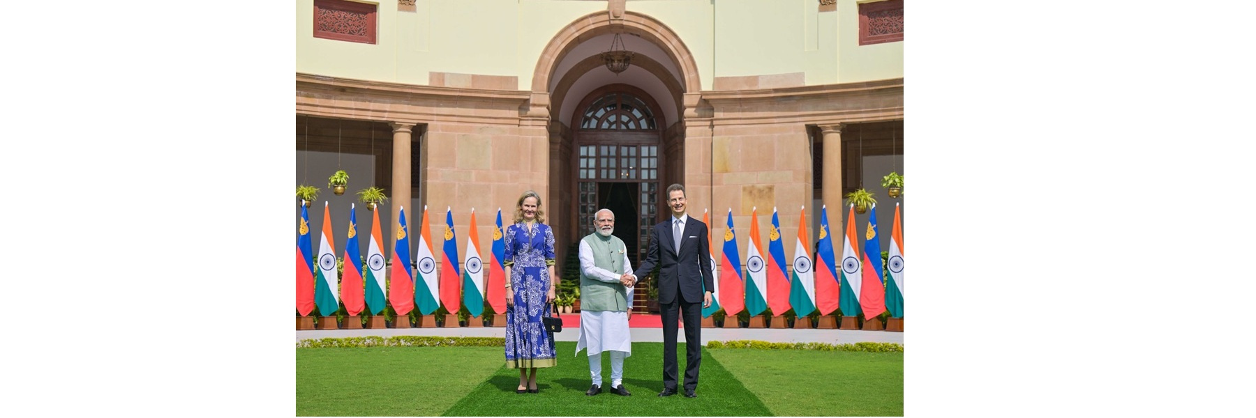 प्रधानमंत्री ने नई दिल्ली के हैदराबाद हाउस में लिकटेंस्टीन के वंशानुगत राजकुमार एलॉइस से मुलाकात की।